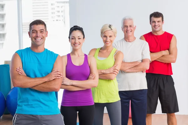 People standing arms crossed at fitness studio — Stock Photo, Image