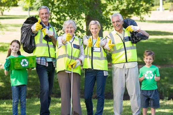 Familie verzamelen vuilnis met duimen omhoog — Stockfoto