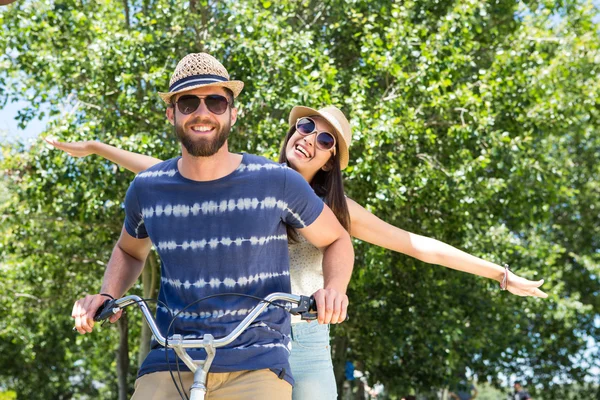 Hipster couple on bike ride — Stock Photo, Image