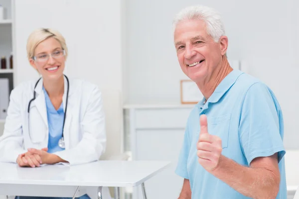 Senior patient gesturing thumbs up — Stock Photo, Image