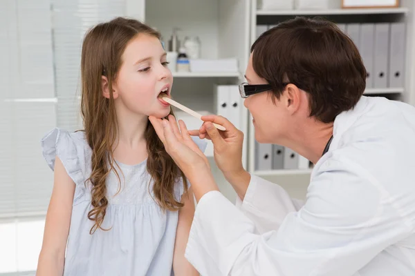 작은 소녀 입 검사 하는 의사 — 스톡 사진