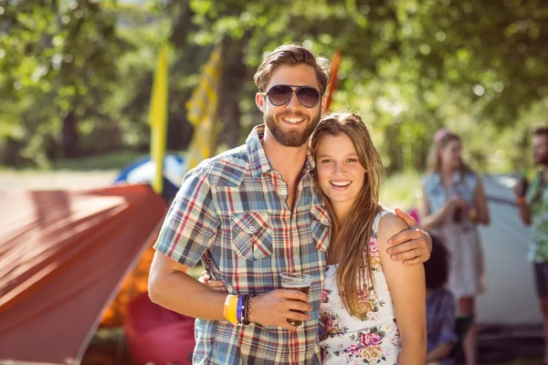 Amis hipster bavarder sur le camping — Photo