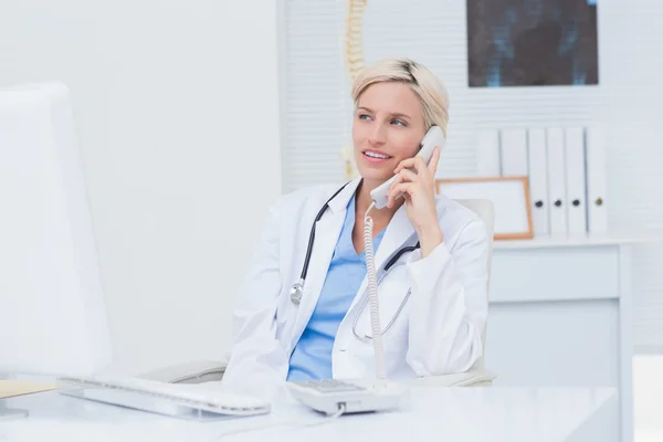 Médecin utilisant le téléphone à table — Photo