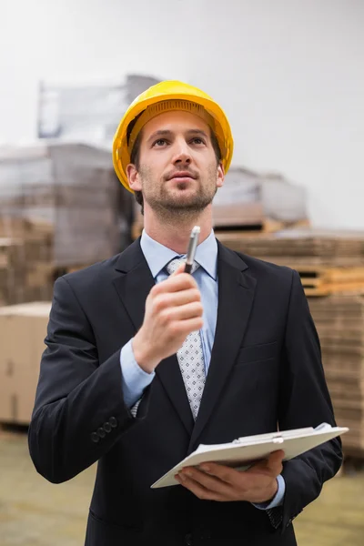 Warehouse manager checking inventory — Stock Photo, Image