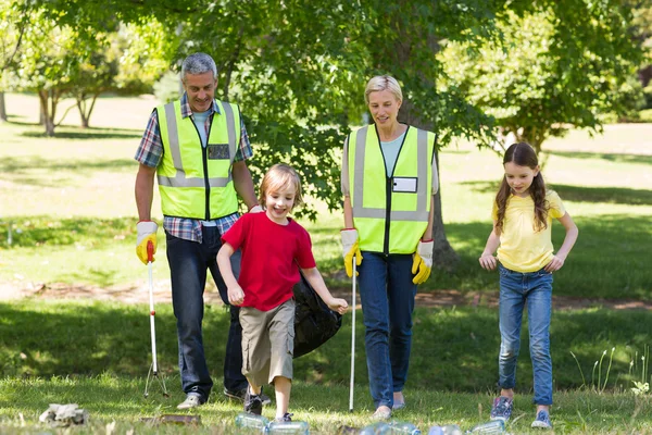 Happy family collecting rubbish — Stock Photo, Image