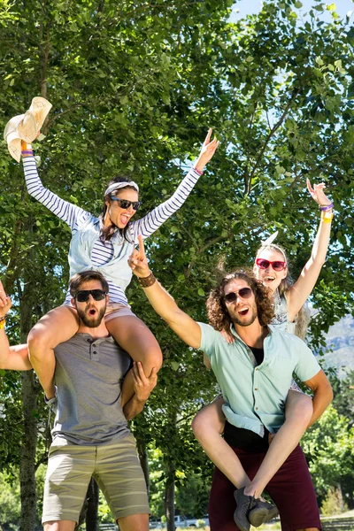 Glückliche Freunde, die zusammen Spaß haben — Stockfoto