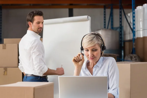 Lagerchefen använder laptop — Stockfoto