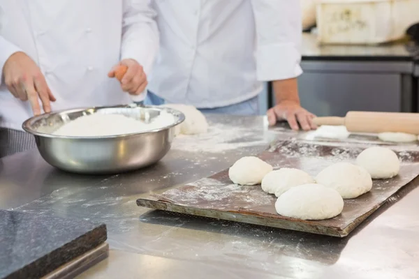 Rekan kerja bekerja sama di worktop — Stok Foto