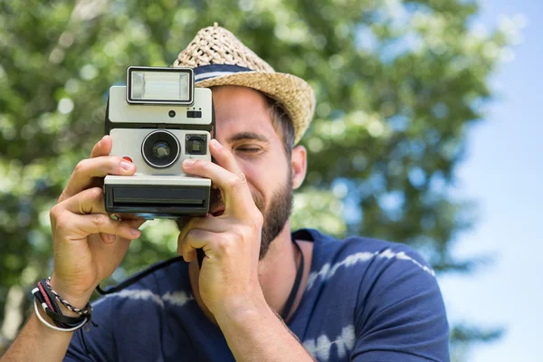 Handsome hipster menggunakan kamera antik — Stok Foto