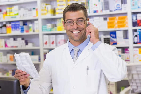 Farmacêutico feliz ao telefone — Fotografia de Stock