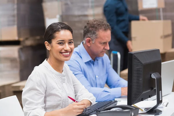 Two managers working on laptop at desk — Stock Photo, Image