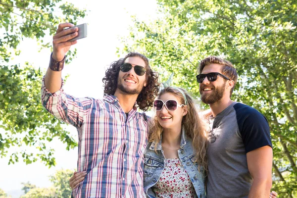 Amigos felices tomando una selfie —  Fotos de Stock