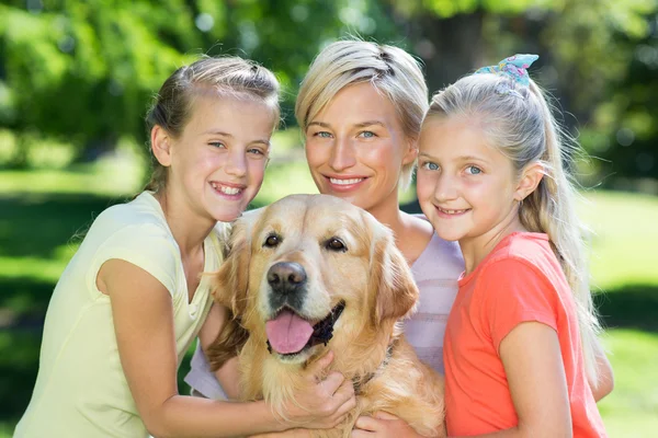 Famille heureuse avec leur chien — Photo