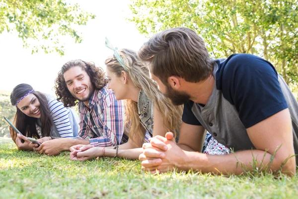 Colegas de turma revisando juntos no campus — Fotografia de Stock