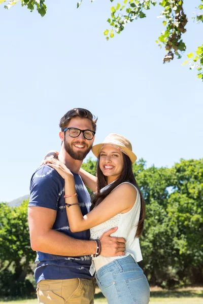 Couple hipster souriant à la caméra — Photo