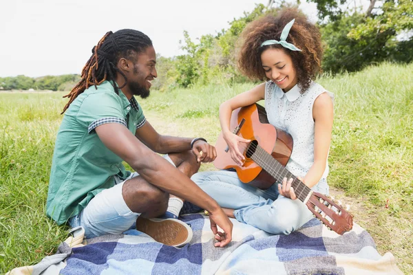 Pareja en un picnic tocando la guitarra — Foto de Stock