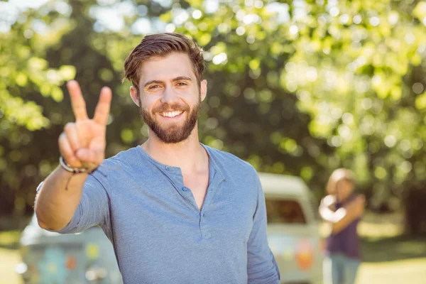 Guapo hipster sonriendo a la cámara — Foto de Stock