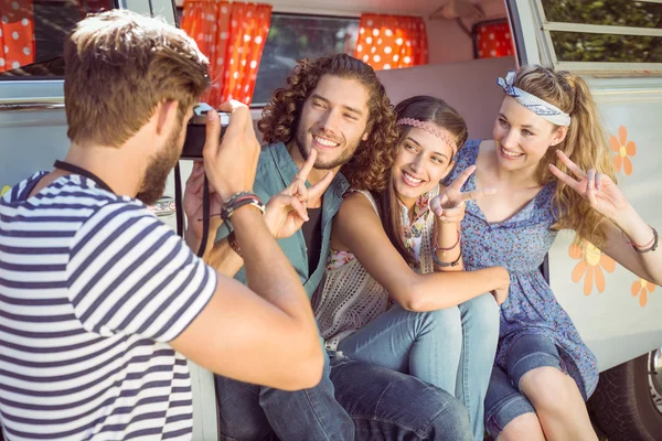 Hipster-Freunde beim Fotografieren — Stockfoto