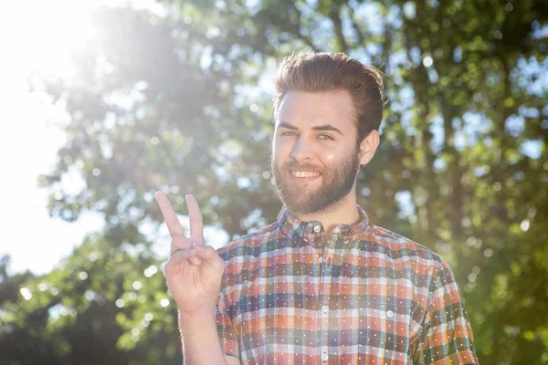 Gelukkig hipster camera kijken — Stockfoto