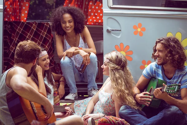 Hipster amigos por van campista no festival — Fotografia de Stock