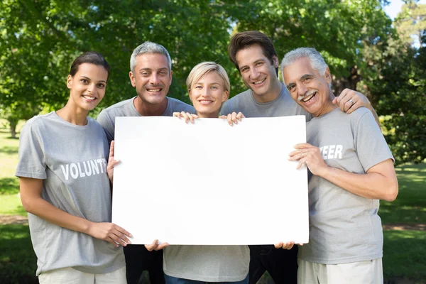 Lycklig volontär familj håller en tom — Stockfoto