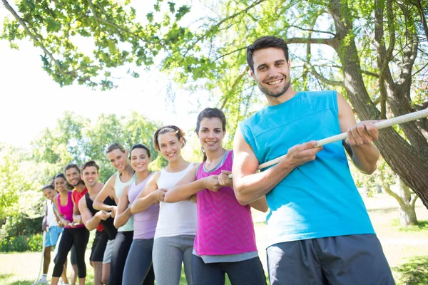 Fitness groep spelen touwtrekken — Stockfoto