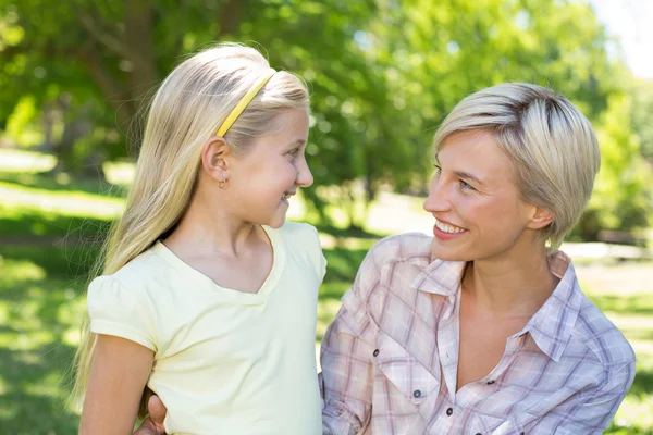 Blondýna se svou dcerou v parku — Stock fotografie