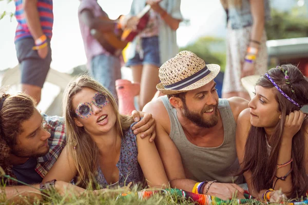 Happy hipsters chattar på campingen — Stockfoto