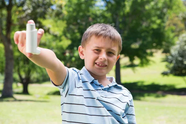 Malý chlapec ukazuje svůj inhalátor — Stock fotografie