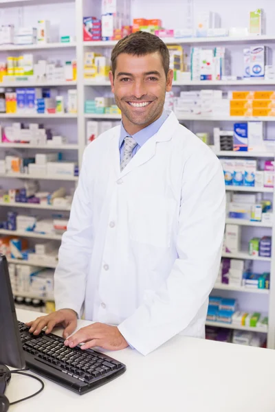 Farmacéutico usando el ordenador — Foto de Stock