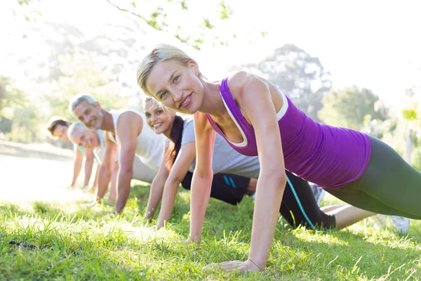 Happy athletic gruppträning — Stockfoto