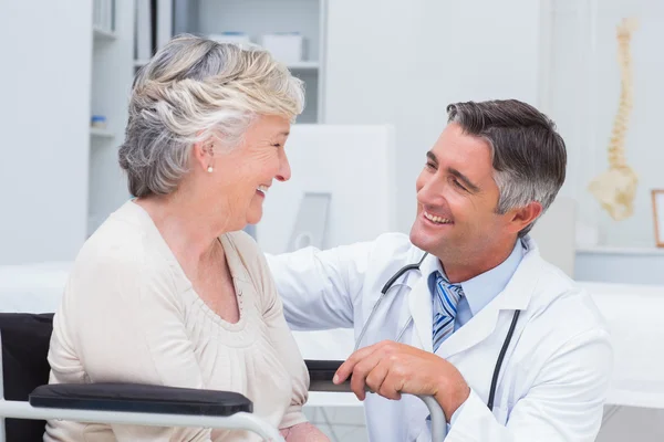Male doctor looking at female patient — Stock Photo, Image
