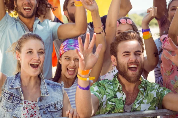 Jóvenes emocionados cantando — Foto de Stock