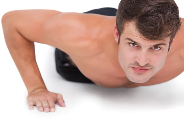 Fit shirtless man doing push ups — Stock Photo, Image