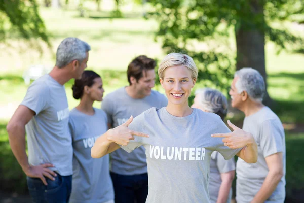 Feliz voluntaria rubia sonriendo — Foto de Stock