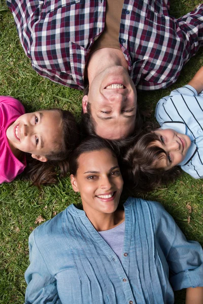 Boldog család mosolyog a kamera — Stock Fotó