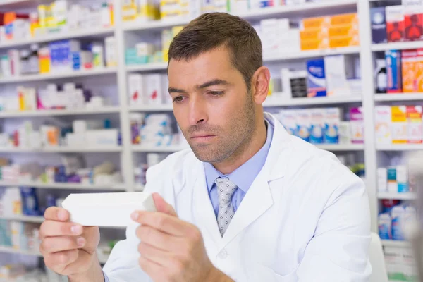 Bel farmacista in possesso di carta — Foto Stock