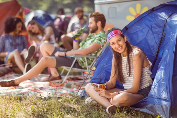 Carefree hipster smiling on campsite — Stock Photo, Image