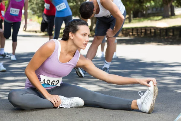 Fit mujer calentando antes de la carrera —  Fotos de Stock