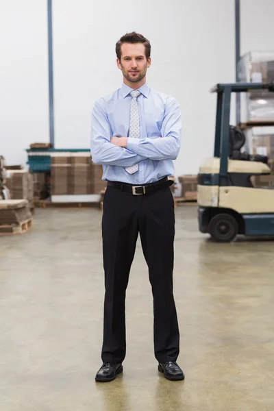 Seriöser Manager mit verschränkten Armen — Stockfoto