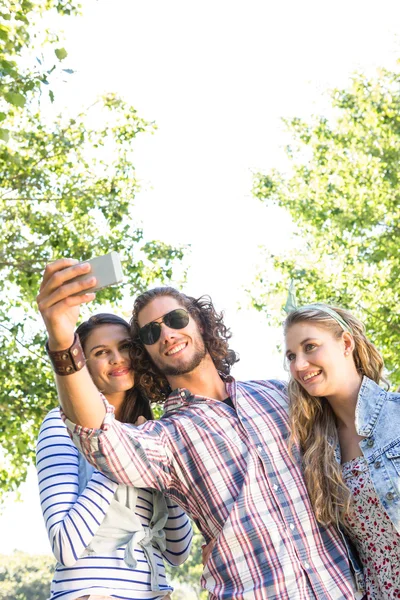 Amis heureux prendre un selfie — Photo