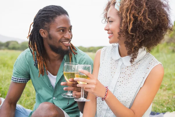 Casal em um piquenique beber vinho — Fotografia de Stock