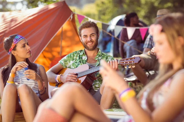 Handsome hipster playing the guitar — Stock Photo, Image