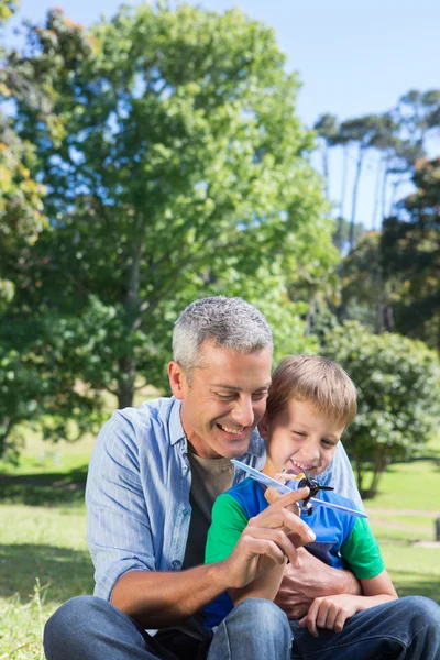 Vater und Sohn amüsieren sich im Park — Stockfoto