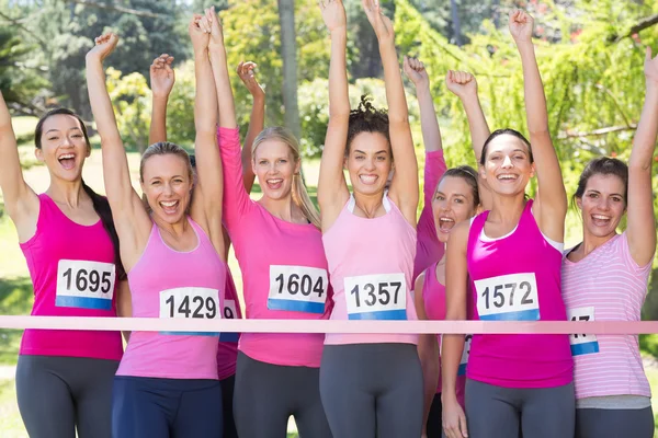 Ler kvinnor kör för bröstcancer medvetenhet — Stockfoto