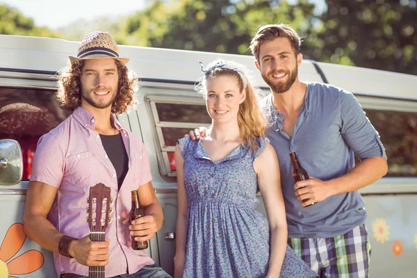 Amici hipster sorridenti alla fotocamera — Foto Stock