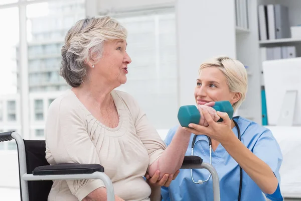 Krankenschwester schaut Patientin an — Stockfoto