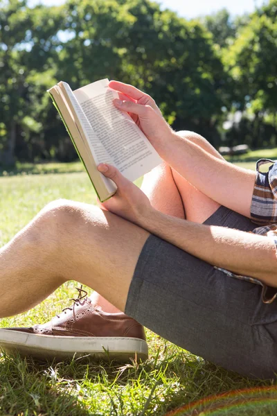Bonito livro de leitura hipster no parque — Fotografia de Stock