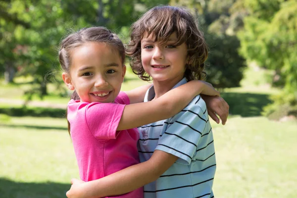 Des petits frères et sœurs qui se serrent dans leurs bras — Photo