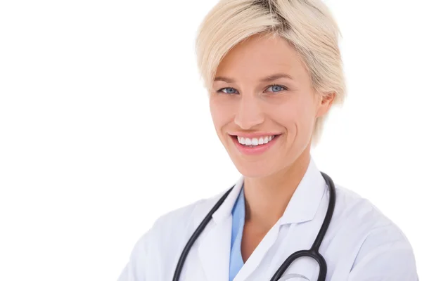 Médico loiro sorrindo para a câmera — Fotografia de Stock